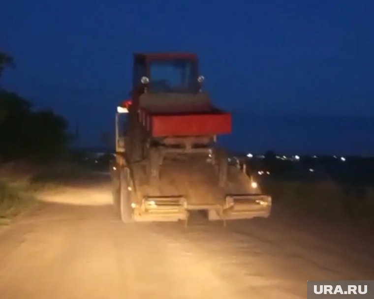 Трактор, за рулем которого был ребенок, наряд ДПС заметил поздним вечером