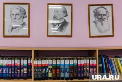 Несмотря на силу взрыва, стеллажи с книгами устояли