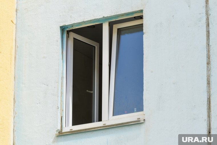 Женщина выпала из окна квартиры, расположенной на четвертом этаже 