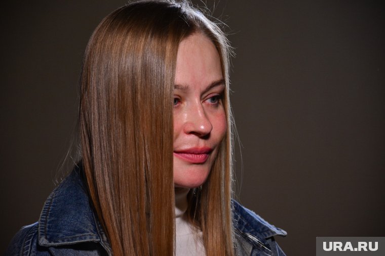 Актриса вышла на сцену в венке из цветов