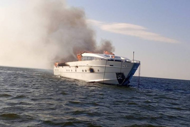На Волге сгорела яхта за миллион долларов