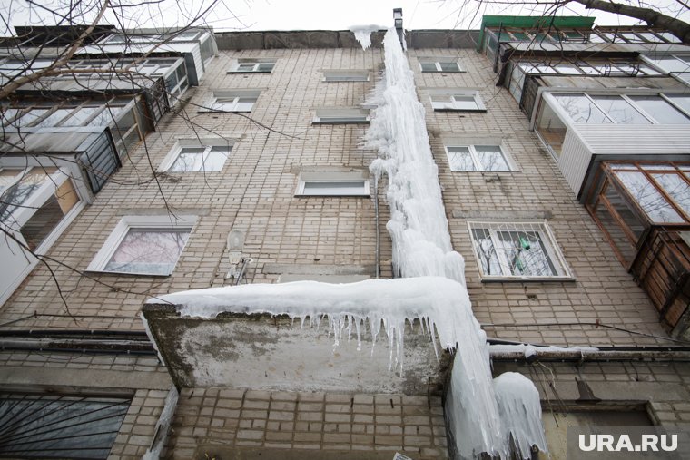 Лед в доме Ноябрьска появляется четыре года (фото из архива)