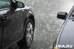 Ливень и тайфун парализовали работу транспорта на Хайнане