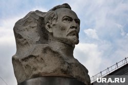 В КГУ рассказали, что мемориальная доска в честь легендарного чекиста нуждается в реставрации (архивное фото)
