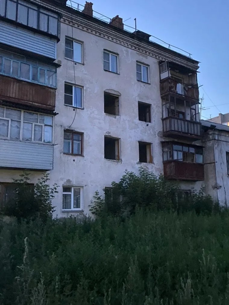 Из дома, на месте которого появится новый ЖК, стали исчезать окна