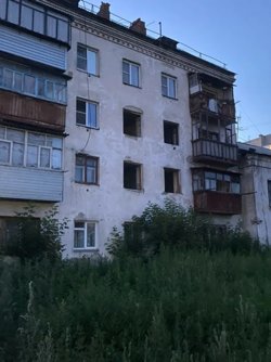 Из дома, на месте которого появится новый ЖК, стали исчезать окна
