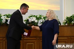 Денис Моисеев поздравил соцработников и вручил премии