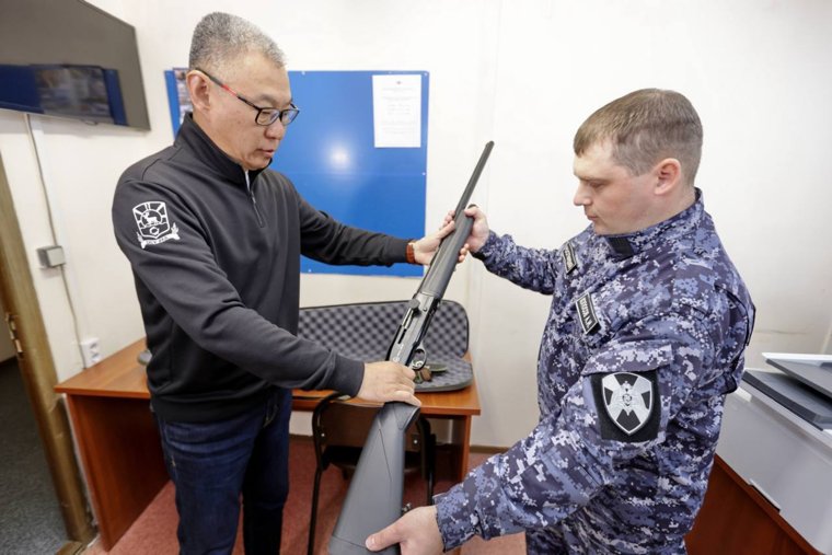 Глава Тазовского района передал свое ружье на СВО