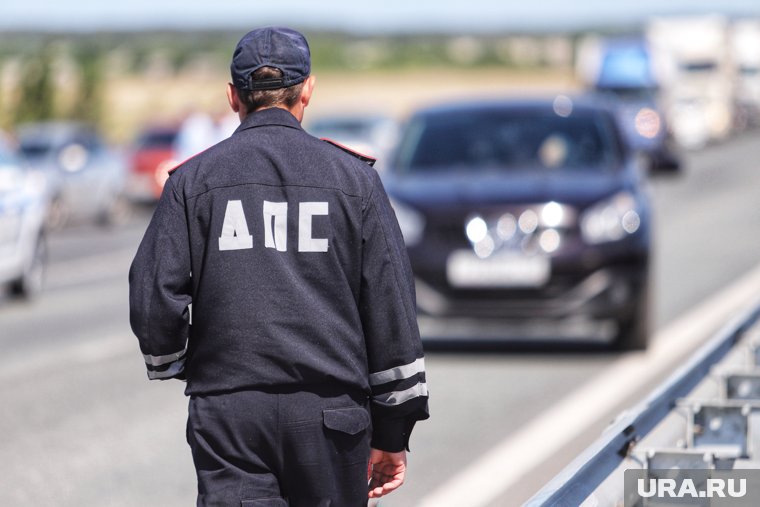 На месте аварии работают инспекторы ДПС