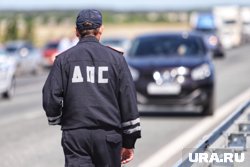 На месте аварии работают инспекторы ДПС