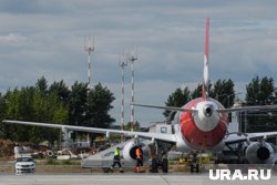 У самолета загорелся левый двигатель 