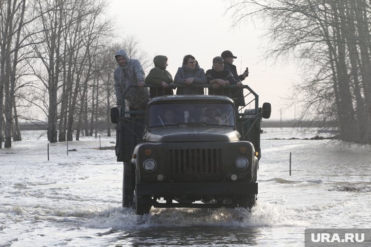 Во время весенних паводков трассу пришлось частично перекрыть для укрепления дамб