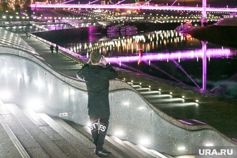 Плот с чучелами заметили вечером на городской набережной