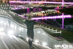 Плот с чучелами заметили вечером на городской набережной