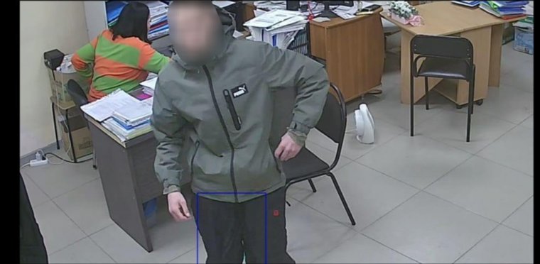 Угрожающий в офисе на камерах видеонаблюдения