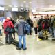 Что происходит с российскими туристами, застрявшими в аэропортах по всему миру