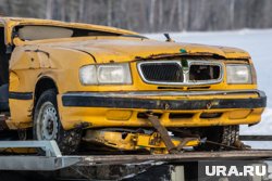 Автомобиль такси слетел с моста в болото