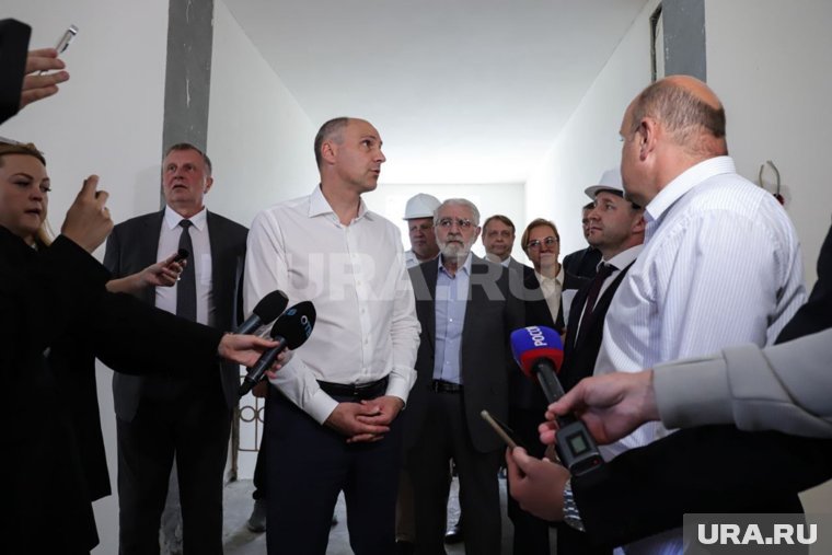 Денис Паслер отчитал мэра и застройщика перед журналистами