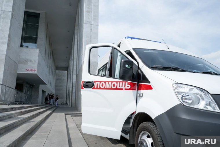 В Москве скорая помощь попала в ДТП и перевернулась 