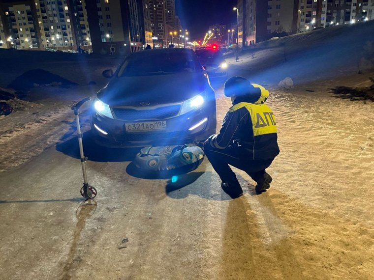 Водитель Kia Optima сбил девочек, которые съехали с горки в Преображенском парке