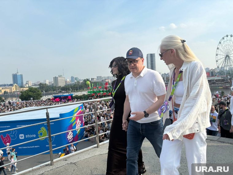 Губернатор Алексей Текслер приехал на VK Fest вместе с супругой