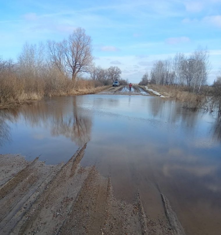 Вода перекрыла дорогу к деревне Конево-Казанцево