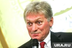 Песков отметил, что Россия живет под огромным количеством санкций