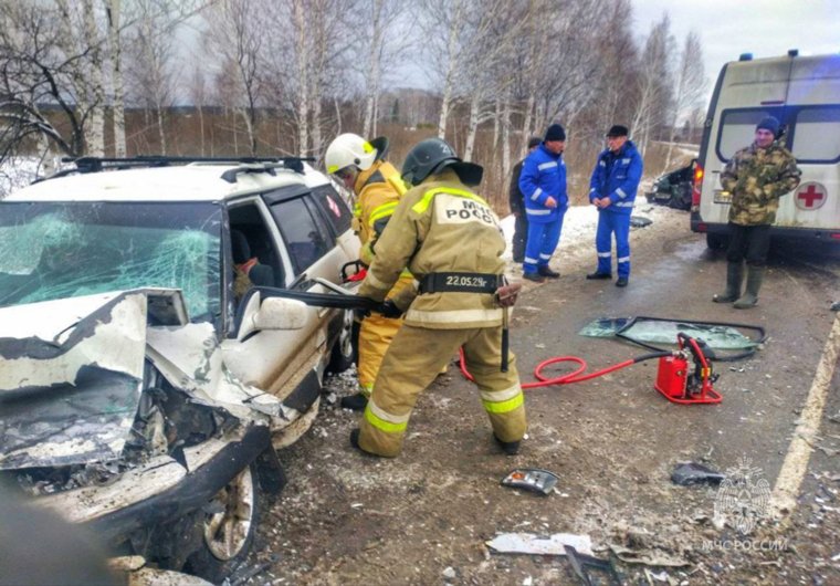 В одном из легковых авто двое мужчин оказались зажаты и не могли выбраться самостоятельно