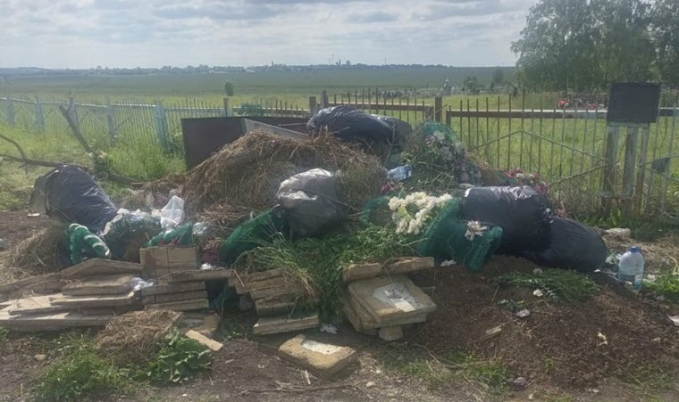 Свалка содержала преимущественно отходы с могил: венки, плиты, кресты 