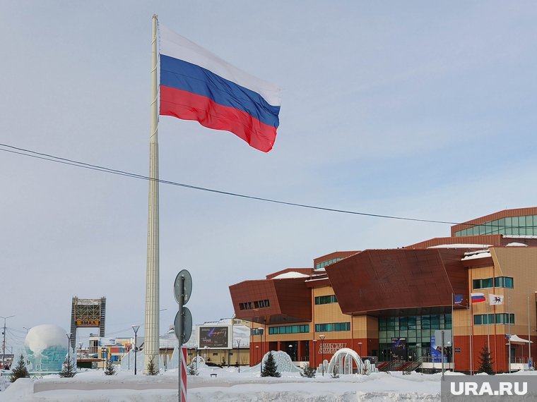 Алексей Титовский показал макет стелы Трудовой доблести