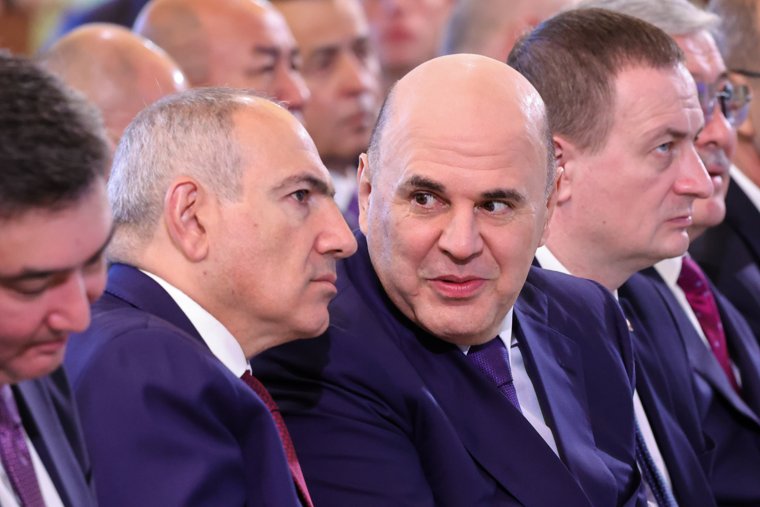 На пленарном заседании Михаил Мишустин сидел рядом и общался с армянским премьером Николом Пашиняном