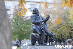 Памятник установили в сквере рядом с судом Советского района и арбитражным судом 