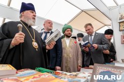 Мэра Перми Эдуарда Соснина (справа) заинтересовала библия