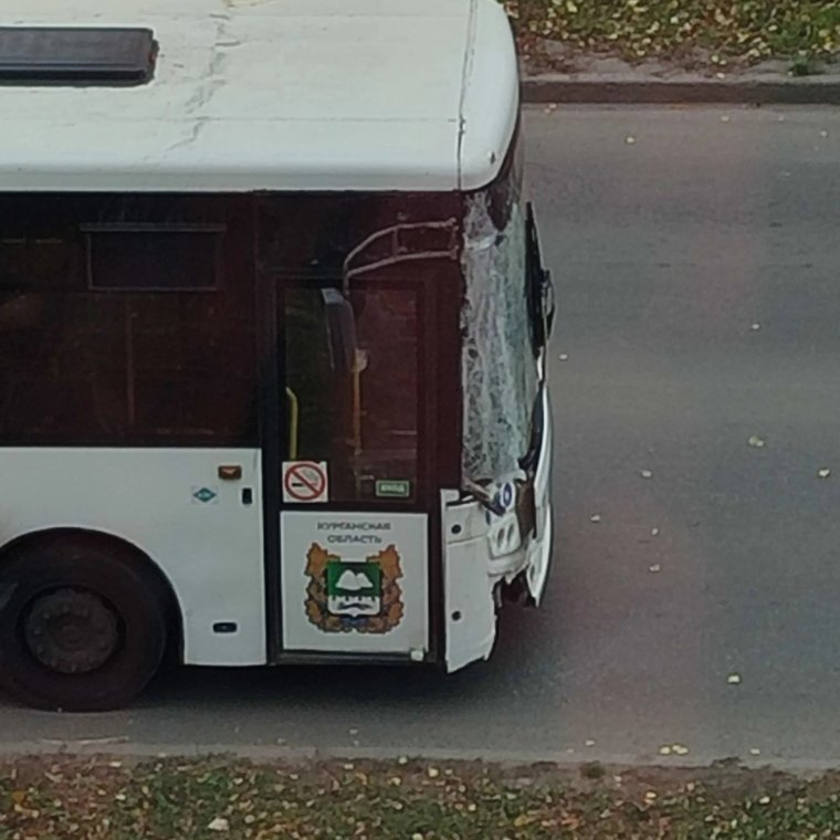 У автобуса от удара повреждена передняя часть