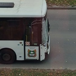 У автобуса от удара повреждена передняя часть