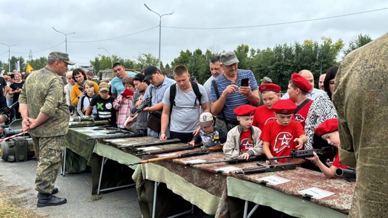 На выставке можно не только посмотреть захваченные бронемашины, но и заняться сборкой и разборкой оружия