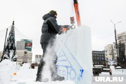 Пешеходов просят обращать внимание на ограждения на площади Революции 