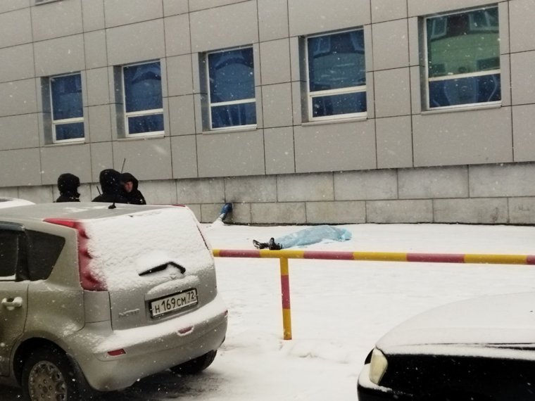 Тело мужчины обнаружили у здания Курганского техникума сервиса и технологий