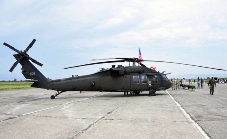 UH-60 Black Hawk — американский многоцелевой вертолет компании Sikorsky