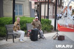 Зимой музыканты играют в подземках 