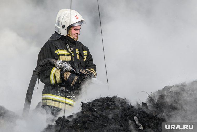 Частично обрушилась крыша горящего склада в Ростове-на-Дону