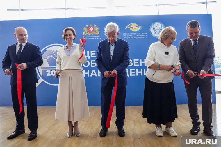 Делегация торжественно разрезала ленточку на открытии ЦОН