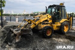 На набережной в районе гимназии №9 меняют плитку