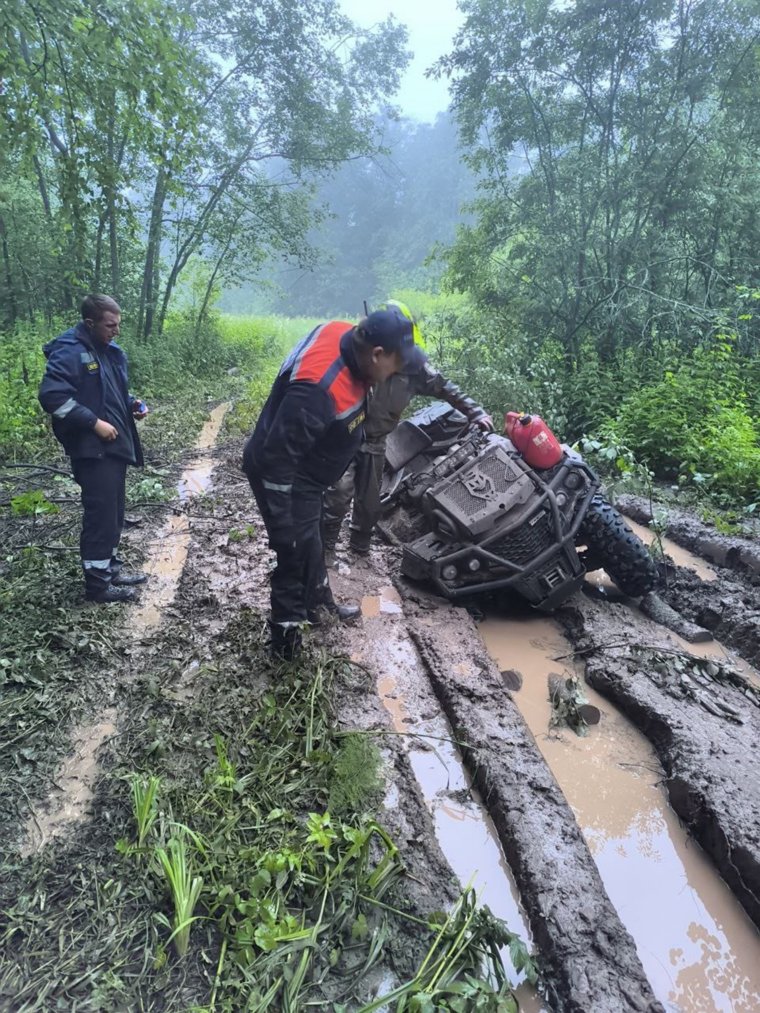 Спасатели помогли водителю квадроцикла вытащить ТС