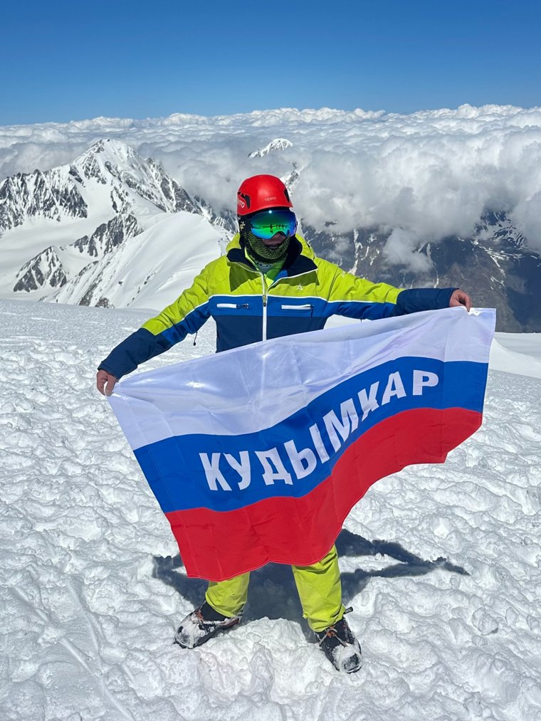 Алексей Петров сфотографировался на вершине Казбека с российским триколором