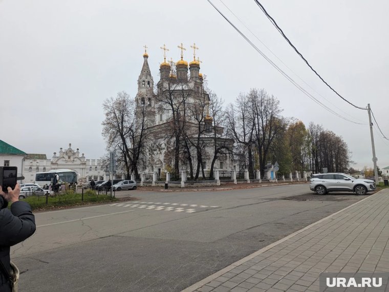 Свято-Троицкий собор я посетила одна в воскресенье, пока шла служба