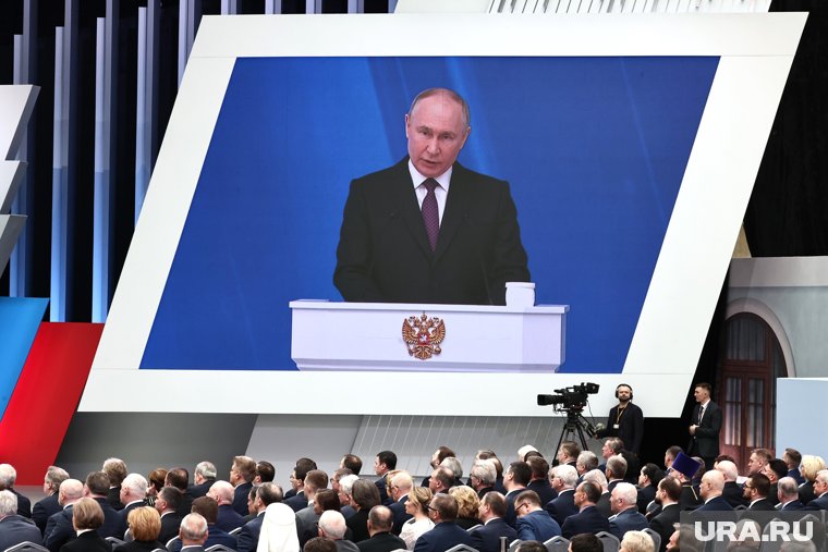 На медиаэкран вывели поздравление Владимира Путина с 8 Марта (архивное фото)