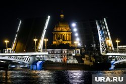 На разведение мостов лучше прийти заранее, чтобы занять место в первом ряду