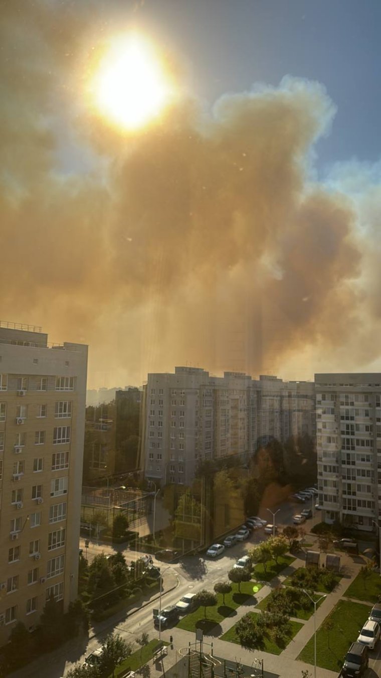 Небо в Ростове-на-Дону заволокло дымом