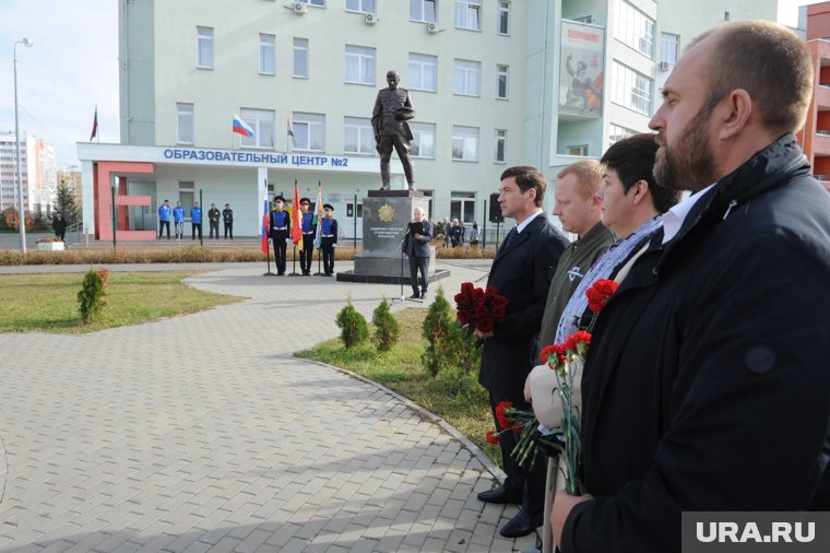 На старте фестиваля были возложены цветы на памятник «Защитнику Отечества от благодарных потомков»